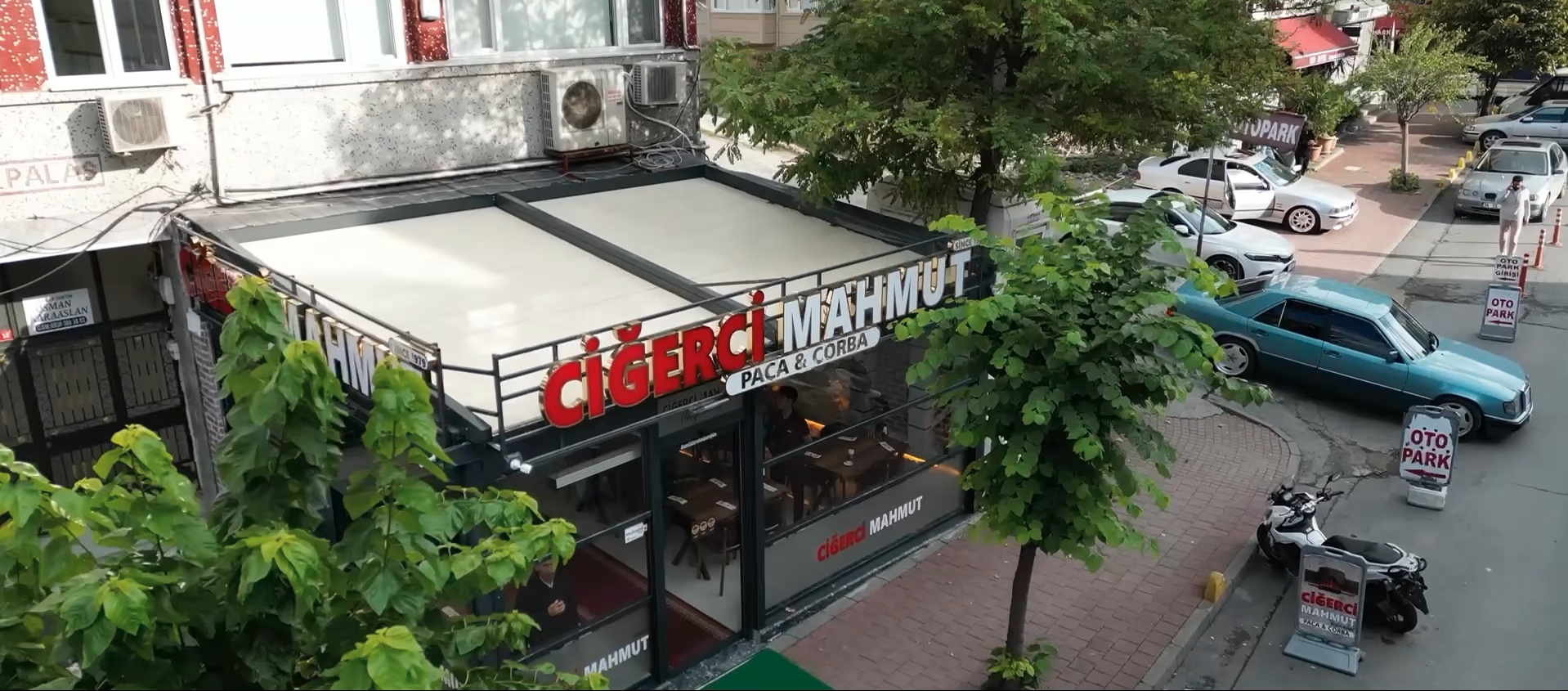 İstanbul'un En İyi Ciğercisi - Mekanımızı Keşfedin - Ciğerci Mahmut, İstanbul'un kalbinde Fatih'te konumlanmış, 40 yıllık geleneksel lezzetleri sunan bir mekan. Sıcak atmosferimiz, samimi hizmetimiz ve eşsiz lezzetlerimizle sizleri ağırlamaktan mutluluk duyuyoruz. Mekanımızı drone görüntüleriyle keşfedin. | Ciğerci Mahmut İstanbul Fatih