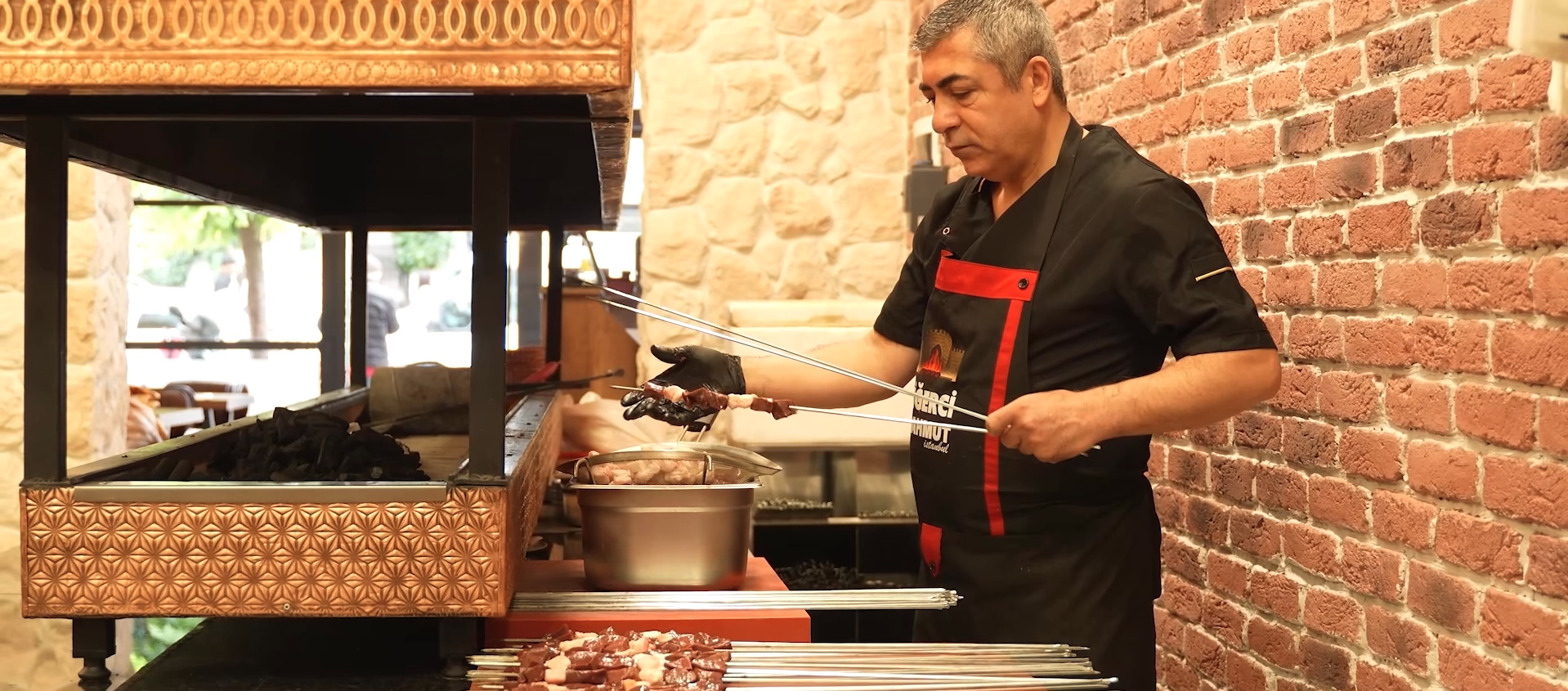 Etlerimiz Nasıl Hazırlanıyor? - Diyarbakır usulü ciğerlerimiz, özenle seçilmiş taze etlerimizden başlayarak geleneksel yöntemlerle hazırlanır. Her bir parça, ustalıkla doğranır, özel baharatlarla marine edilir ve geleneksel mangalda mükemmel pişirilir. 40 yıllık tecrübemizle, her tabağa lezzet ve kalite katıyoruz. | Ciğerci Mahmut İstanbul Fatih